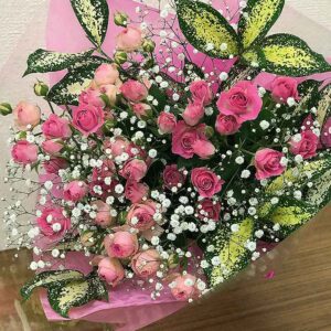ピンクミニバラの可愛らしい色合いの花束