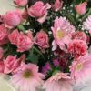 ピンク系の花でまとめた可愛い花束